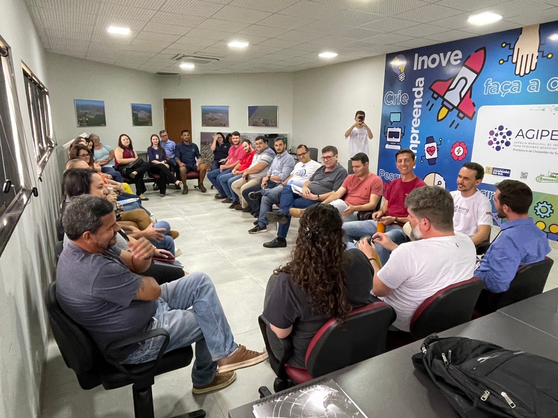 Participantes em roda de conversa durante atividade de reconhecimento territorial