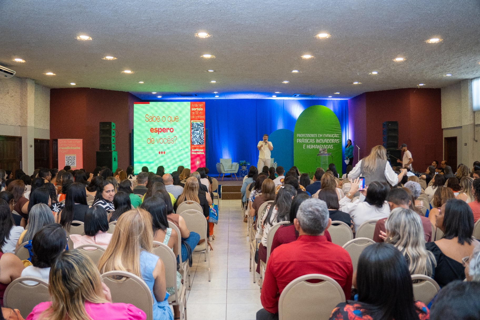 Público em formação com Edgar Andrade no palco durante jornada com rede de educadores